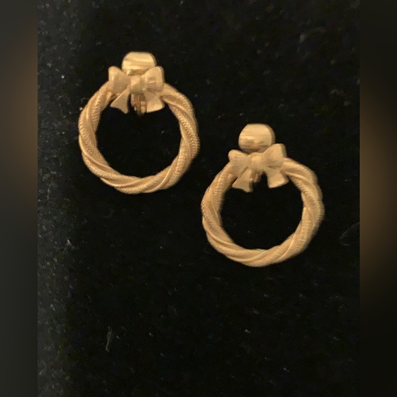 Vintage Wreath Clip Earrings, NIB - Picture 2 of 5